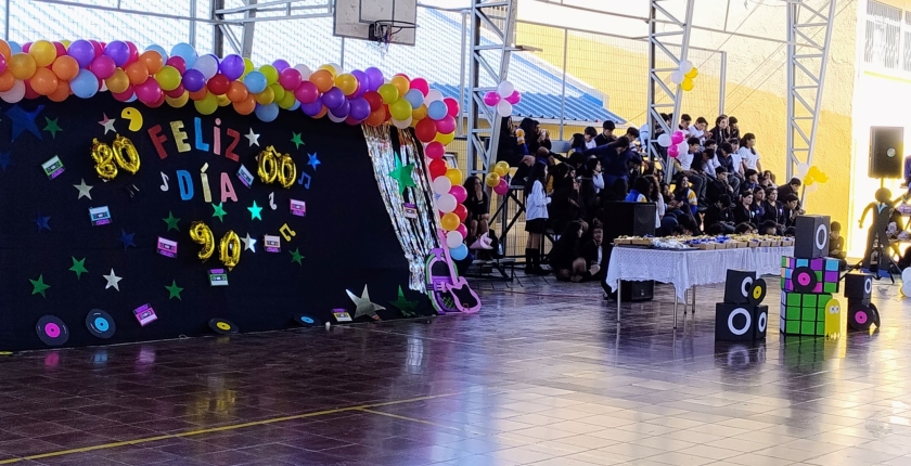 Alumnos/as realizan un acto muy especial por el Día del Funcionario
